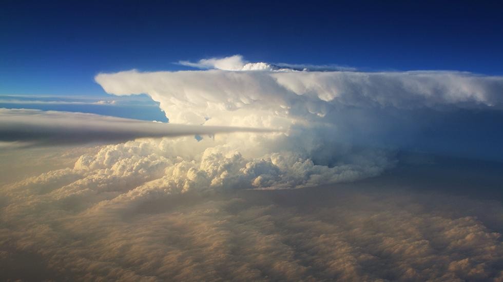 Hình ảnh ấn tượng về “quái vật bầu trời” gần biên giới Kansas và Oklahoma, Mỹ. “Quái vật bầu trời” là mỹ từ dành tặng cho cơn bão Supercell, một trong những cơn bão lớn gây thiệt hại nặng nề. Cơn bão Supercell có hình dạng đẹp, hùng vĩ khi nhìn từ khoảng cách an toàn và là đối tượng được nhiều nhiếp ảnh gia săn lùng.